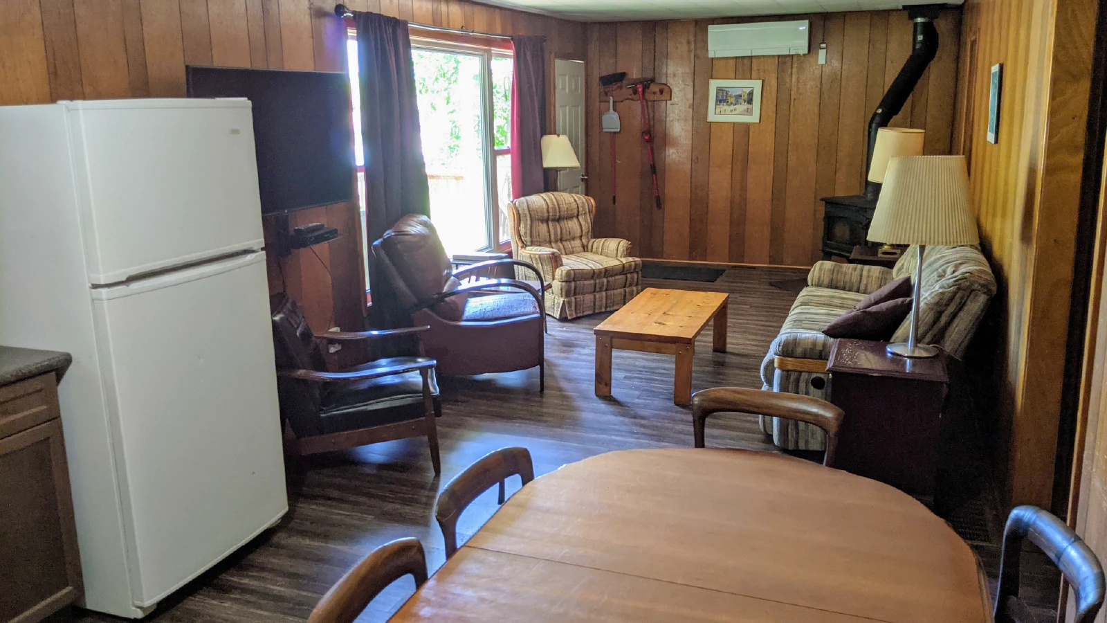 Pigeon-Lake-Resort-Cottage-seventeen-livingroom-from-kitchen